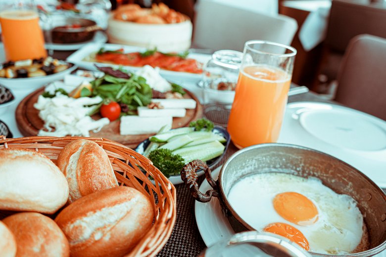 Table de brunch, avec de nombreuses victuaillles