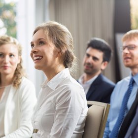 Forum public Groupe de personnes assis sur des chaises, tout le monde regarde dans la même direction