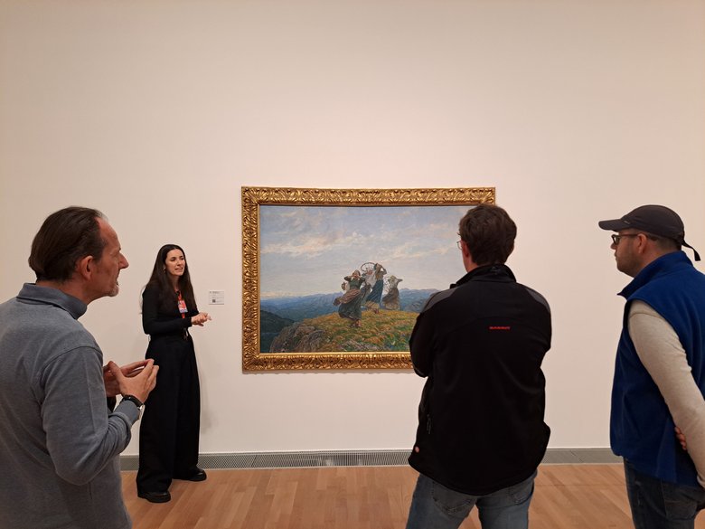 Groupe de personnes devant un tableau