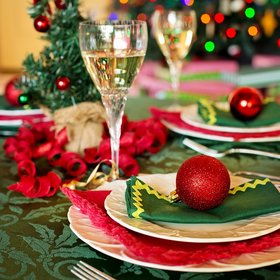 Table de Noël avec des assiettes et des serviettes colorées