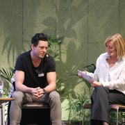 Deux personnes discutant ensemble