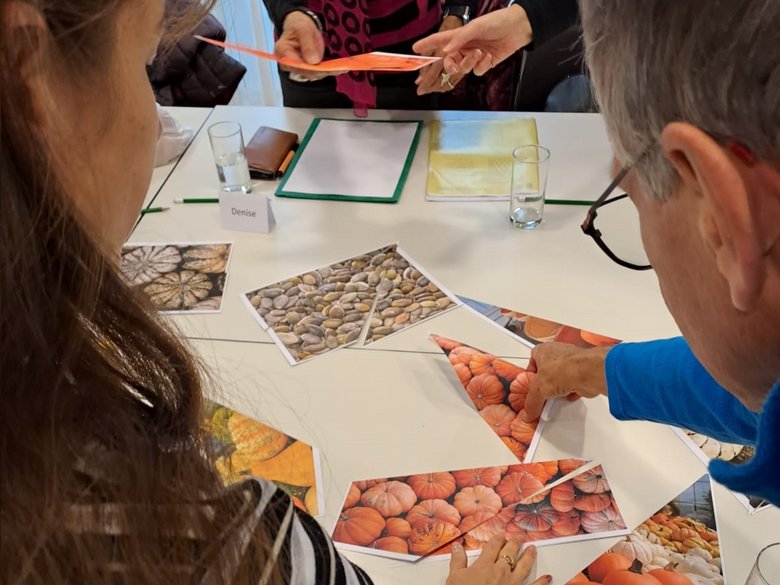 einzelne Quadrate in einer Pyramide angeordnet. Viele Felder sind leer, andere mit Zahlen befüllt. Zuoberst steht ein Fragezeichen.