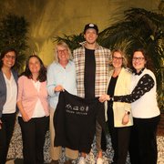 Groupe de personnes, deux personnes montrent un sweat à capuche