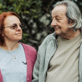 Pascal et Lydia se regardent en souriant