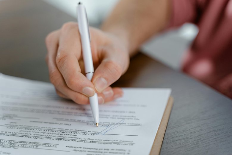 Main signant un document
