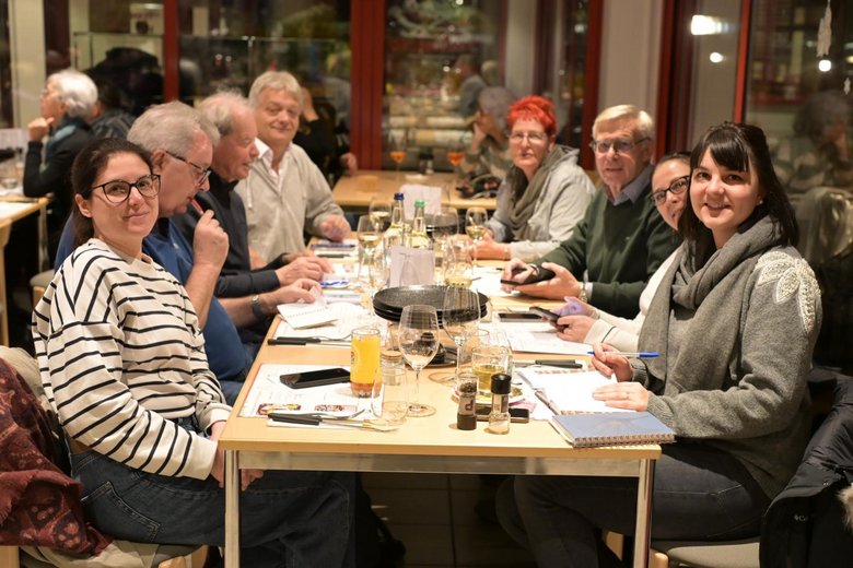 Groupe de membres de FRAGILE Valais assis autour d'une table