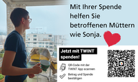 Sonja W. blickt aus dem Fenster und hält eine Tasse in der Hand. Neben dem Foto steht Text: "Mit Ihrer Spende helfen Sie betroffenen Müttern wie Sonja." Darunter ein rotes Herz und ein QR-Code für TWINT-Spenden. 