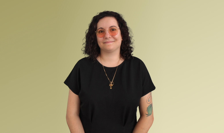 Photo de Cheyenne S., une femme avec des cheveux bouclés et des lunettes