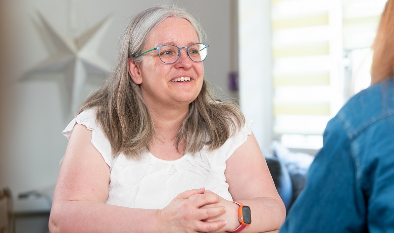 Katrin F. parle à une autre personne
